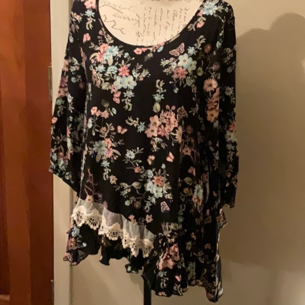 Enro Black Floral with 3/4 sleeves with lace accent front and back on the peplum